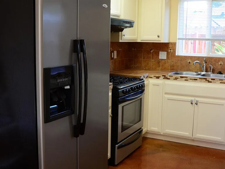 323 S Arboleda Rd — Photo 2