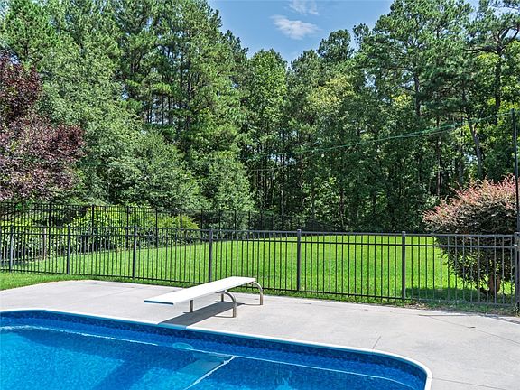 3rd image of 221 Heavenview Dr