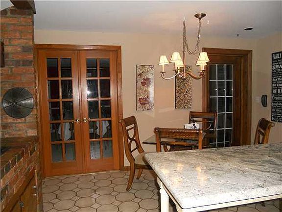 5th image of 10051 Pineledge Dr W
