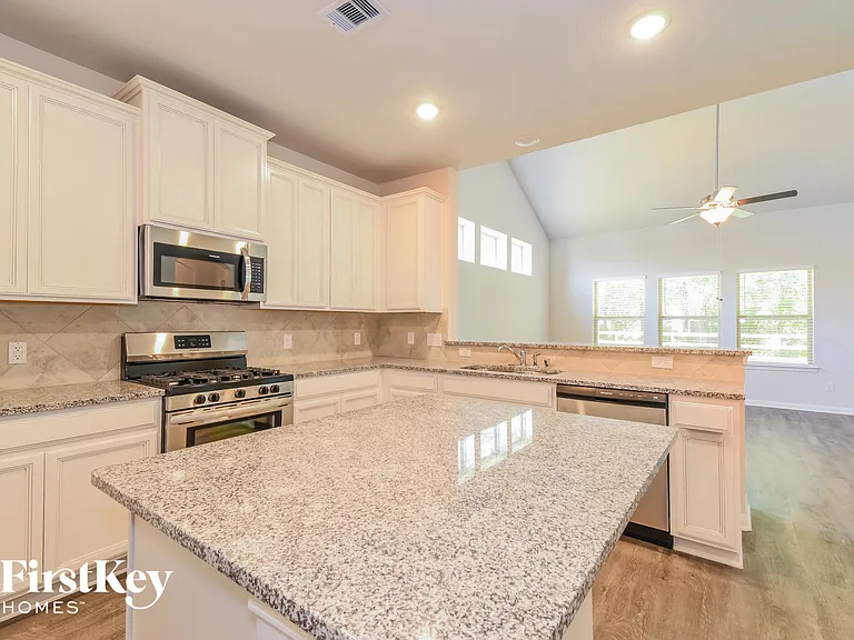 317 Lakeway Cir — Photo 5