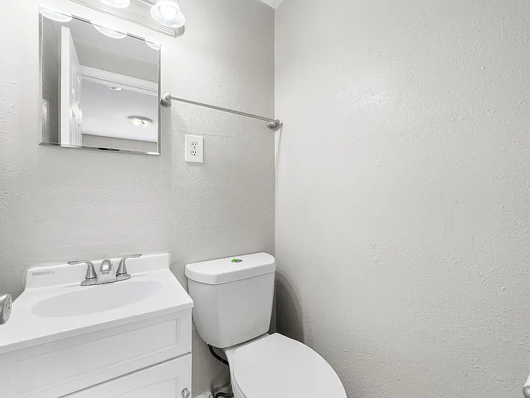 Wingate Apartments — Photo 34