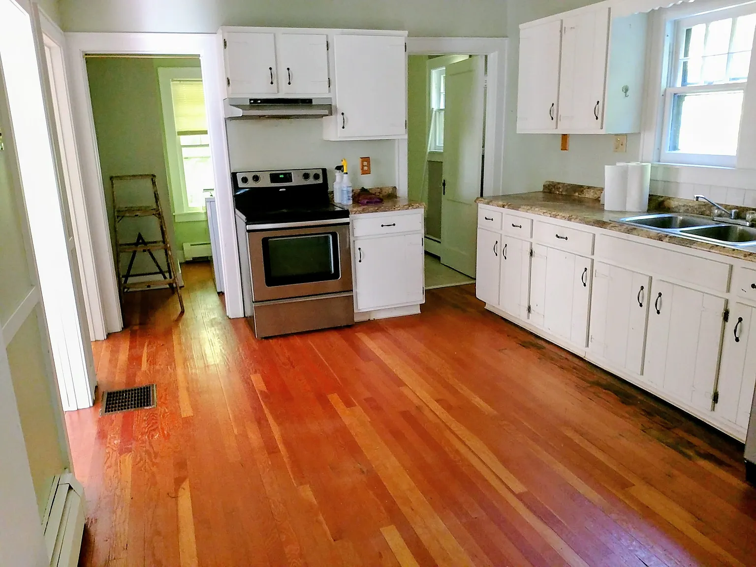3 bed, 1100 sqft, $2,400 — Photo 1