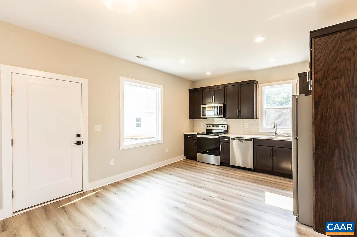 4 bed, 2.0 bath, 1600 sqft, $3,075 — Photo 2