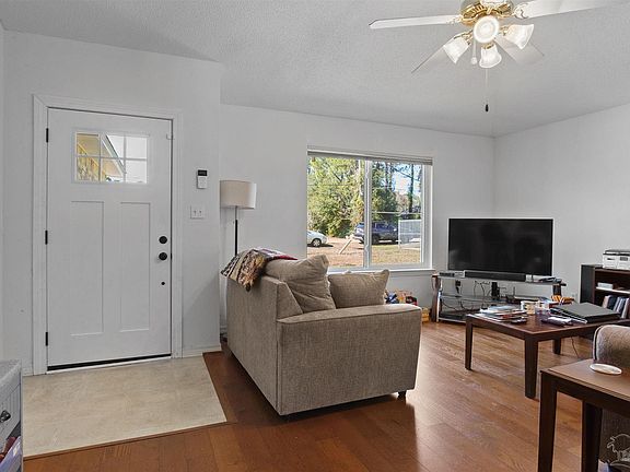 4th image of 2492 Redoubt Ave