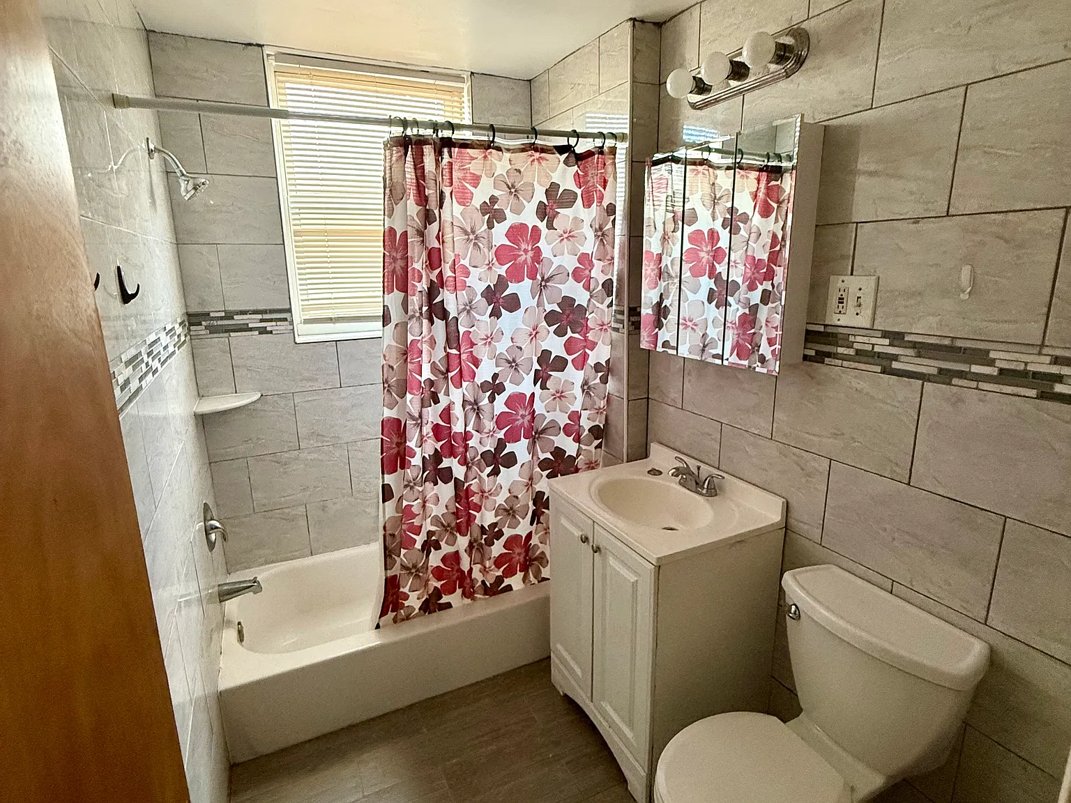3 bed, 1050 sqft, $3,000 — Photo 3