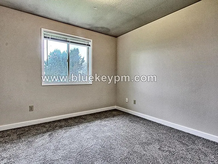 14005 NE 70th St — Photo 10