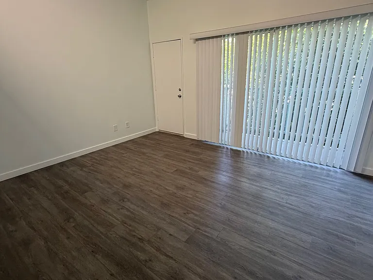 800 N June St — Photo 11