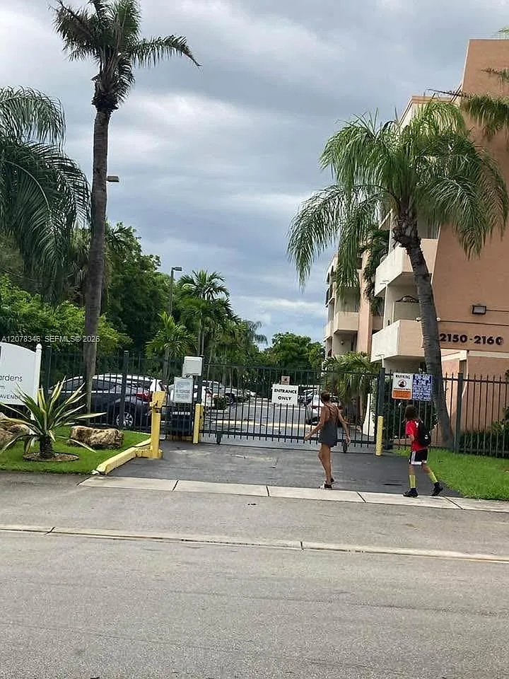 Coral Way Gardens Condo — Photo 1