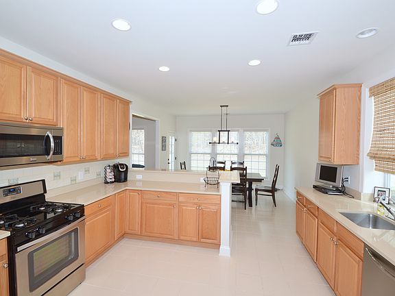 4th image of 134 Scott Dr W