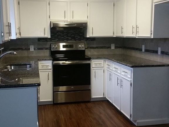 3rd image of 2909 Hilldale Dr