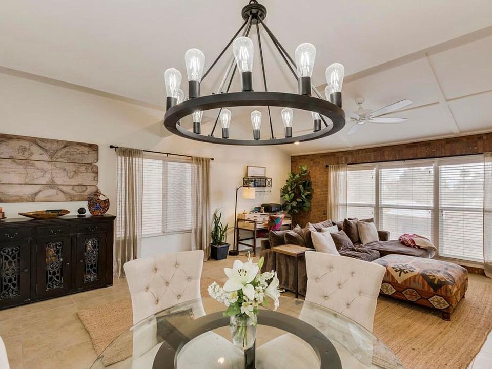 Living/Dining (2nd Floor)