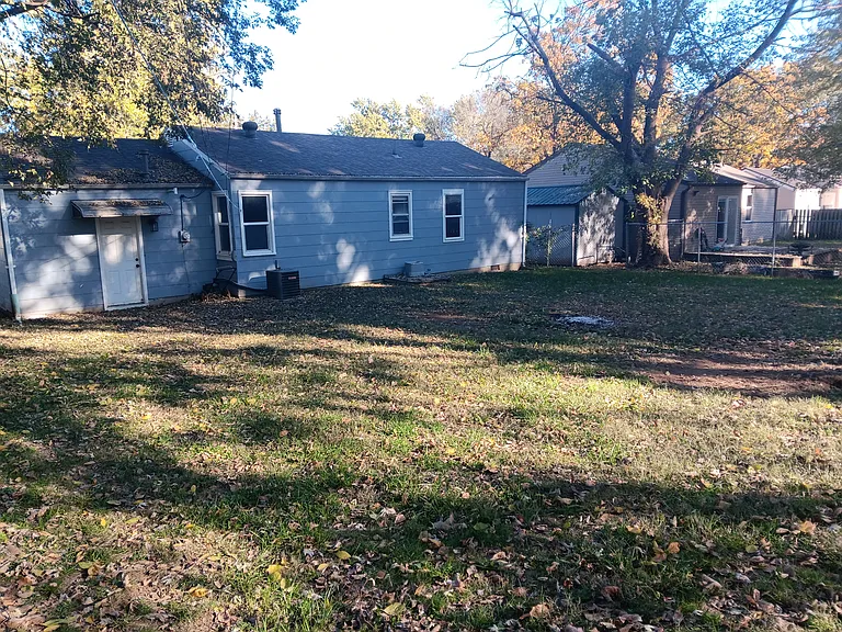 111 Lakeview Dr — Photo 2