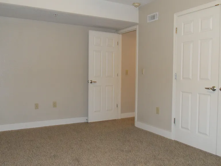 San Regis Apartments — Photo 10