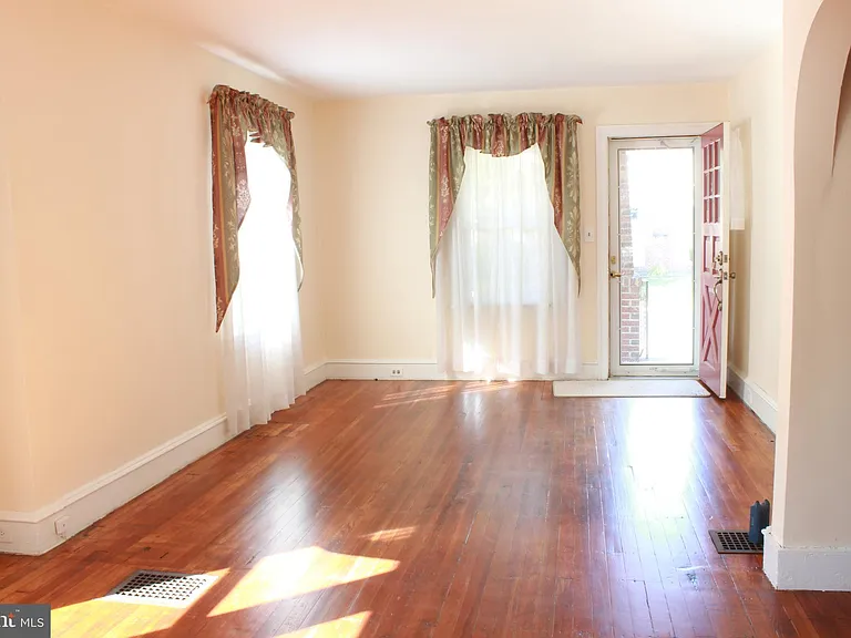 34 S Poplar Ave — Photo 9