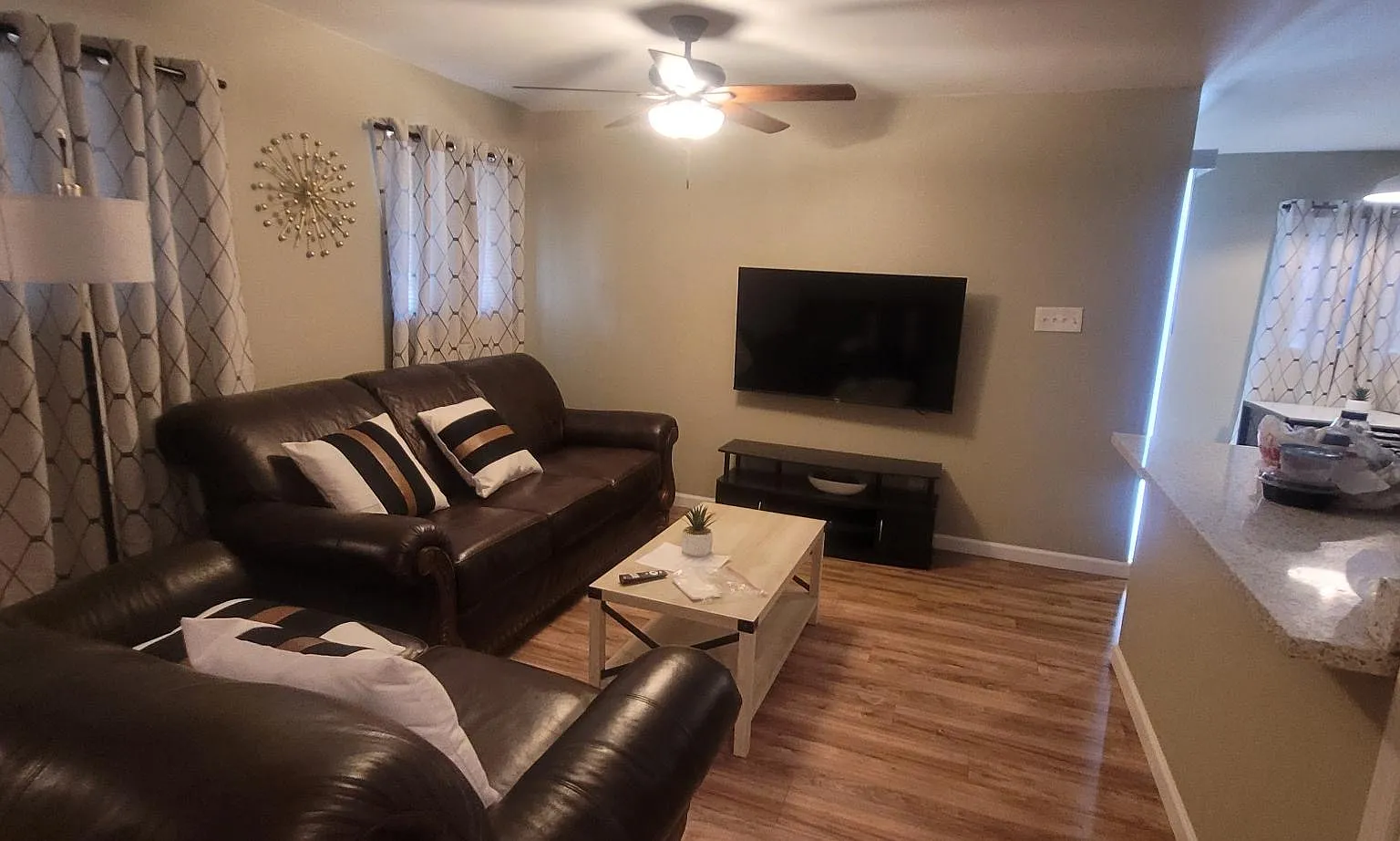 3 bed, 908 sqft, $1,800 — Photo 2