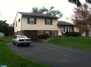 2040 Carlson Dr, Willow Grove, PA 19090