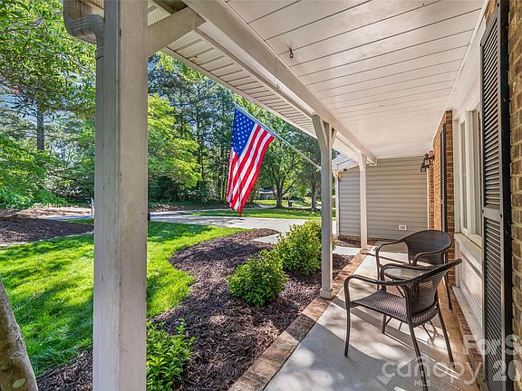 4th image of 425 Regency Dr