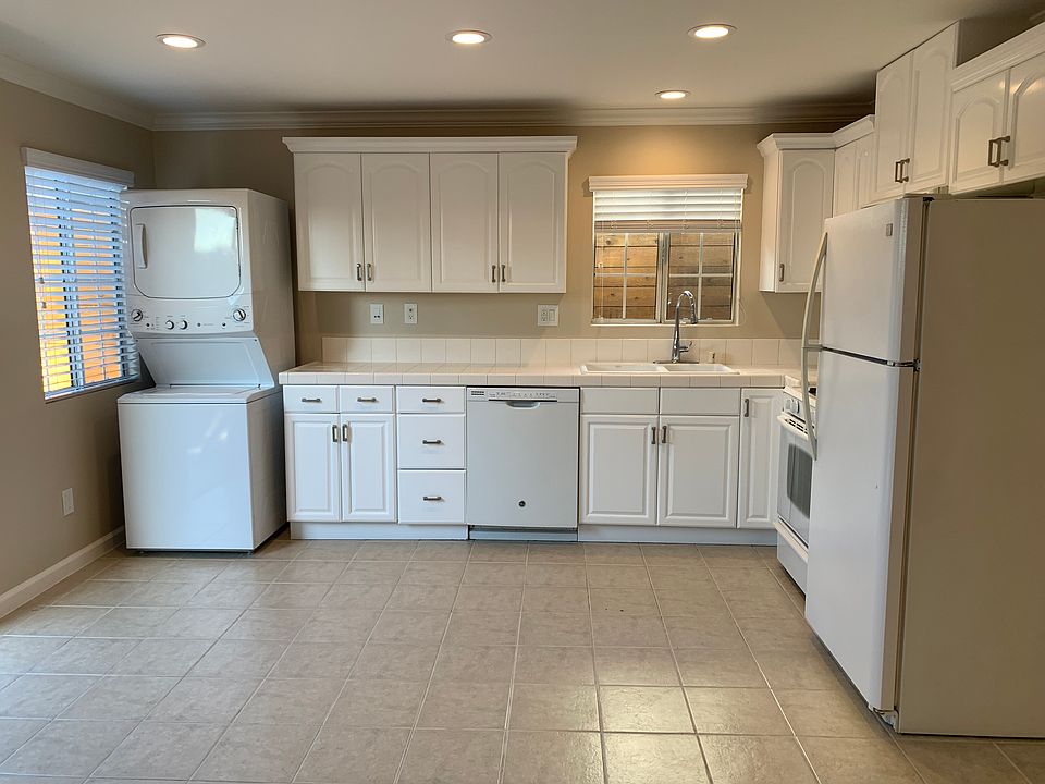 Kitchen/dining area with laundry