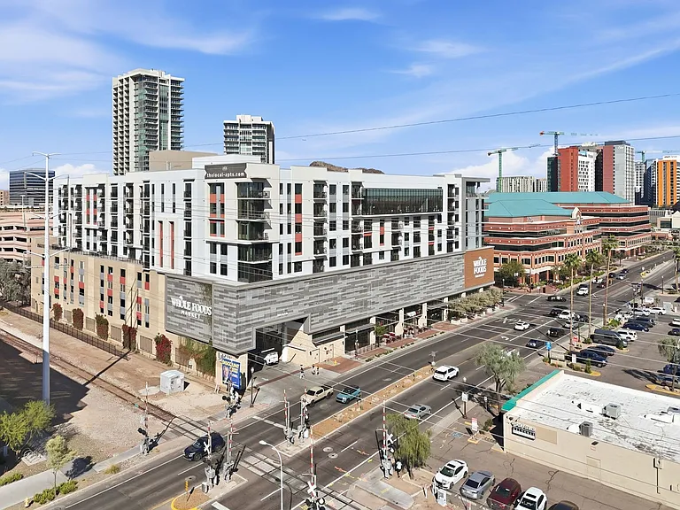 Elevate Your Urban Experience! Move in before the end of the month and get 10 weeks FREE Rent! — Photo 5