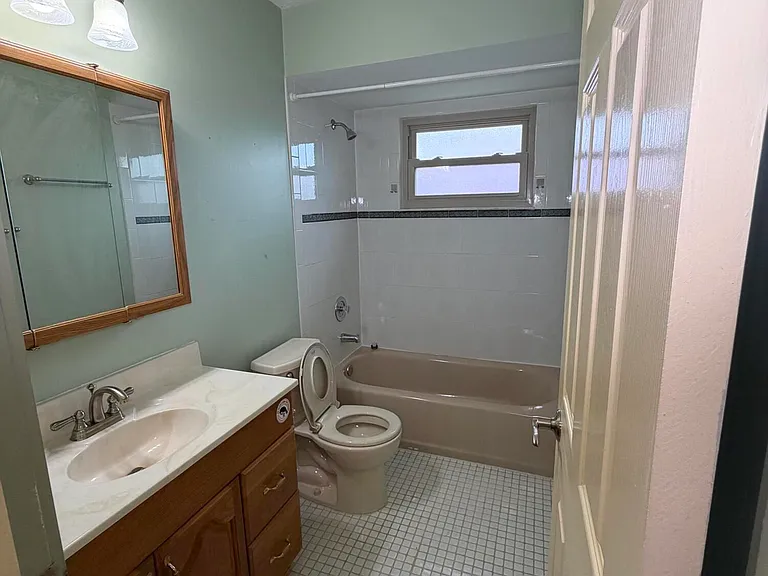 542 NW La Brea Ave — Photo 7