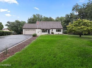 10 Summit Ave, Manalapan, NJ 07726