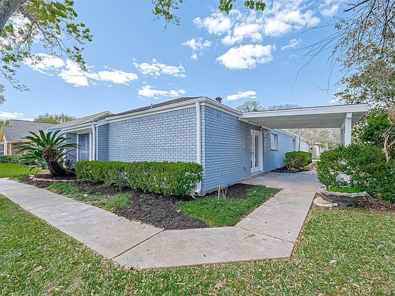 4th image of 1700 Hawthorn Dr