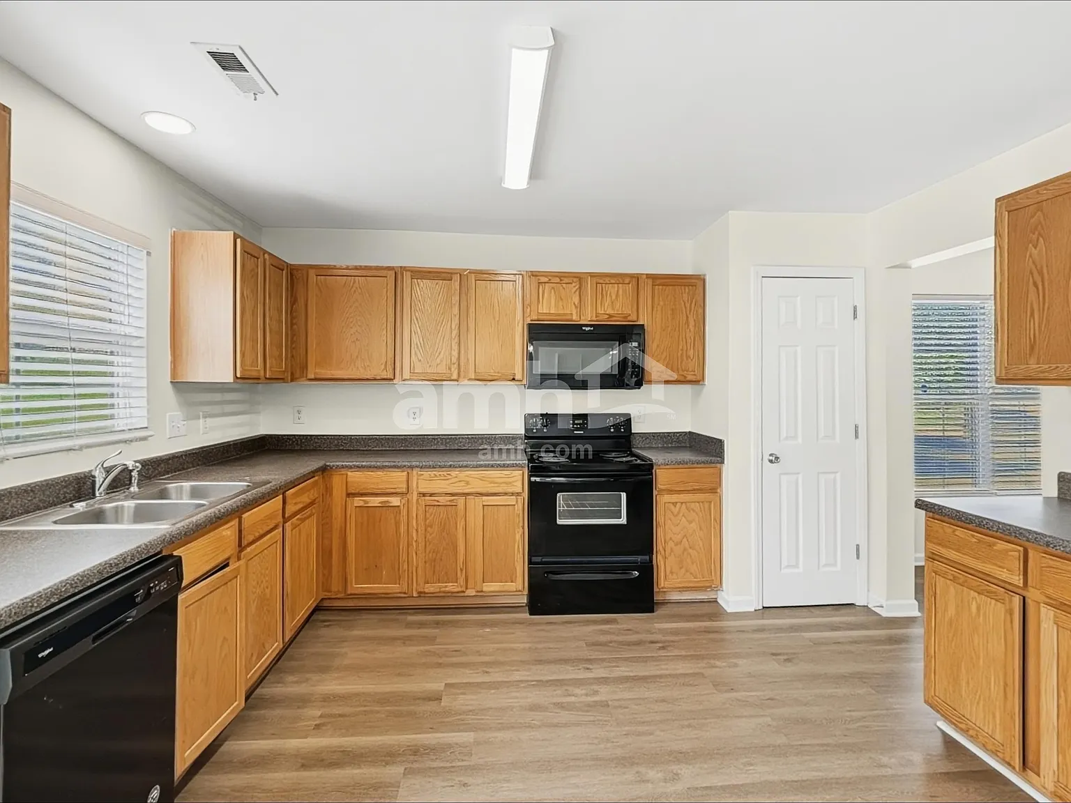 3 bed, 2.5 bath, 1867 sqft, $2,155 — Photo 3