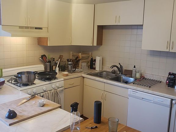 eat in kitchen with island and dishwasher