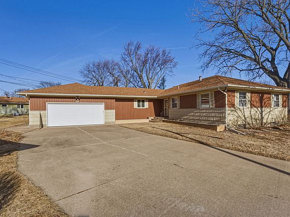 2nd image of 221 Hilltop Ct