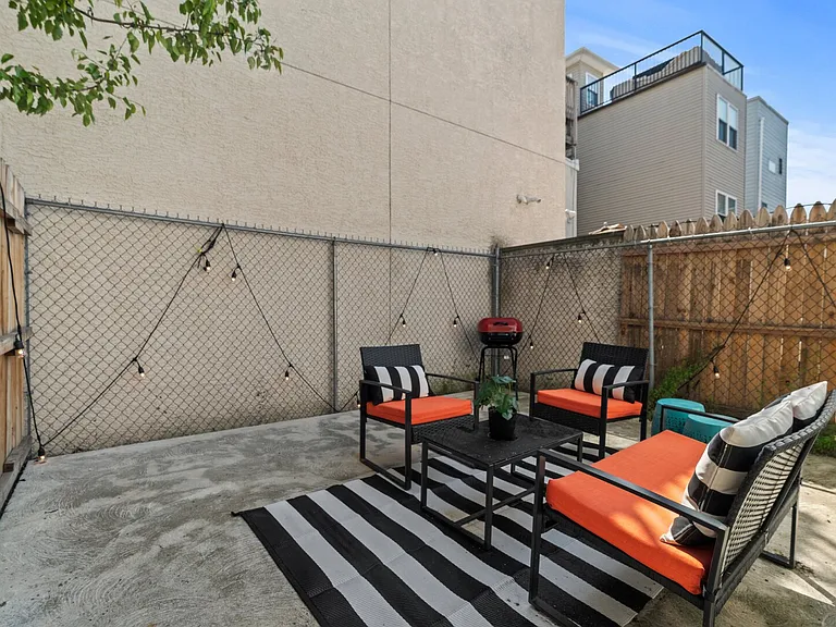 Corinthian Ave — Photo 35