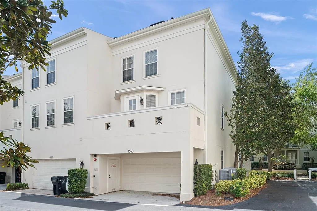 3 bed, 3.5 bath, 1963 sqft, $4,100 — Photo 3
