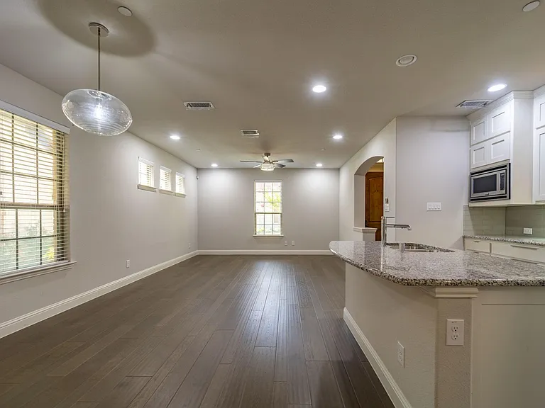 2" blinds throughout and bright lighting