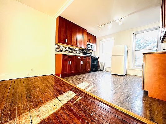 2nd image of 84 Ryerson St #2