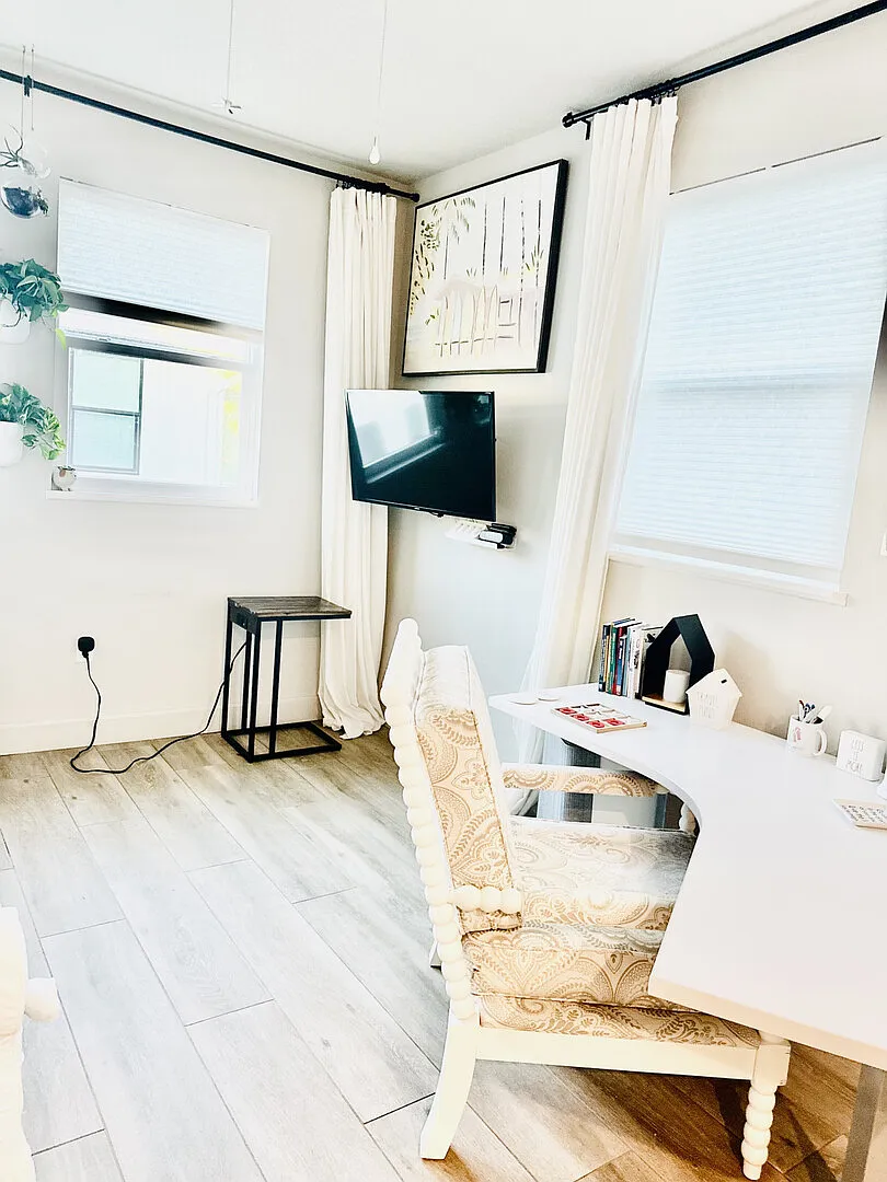 Remote Worker Friendly | Pets Welcome | Bike or Walk — Photo 4