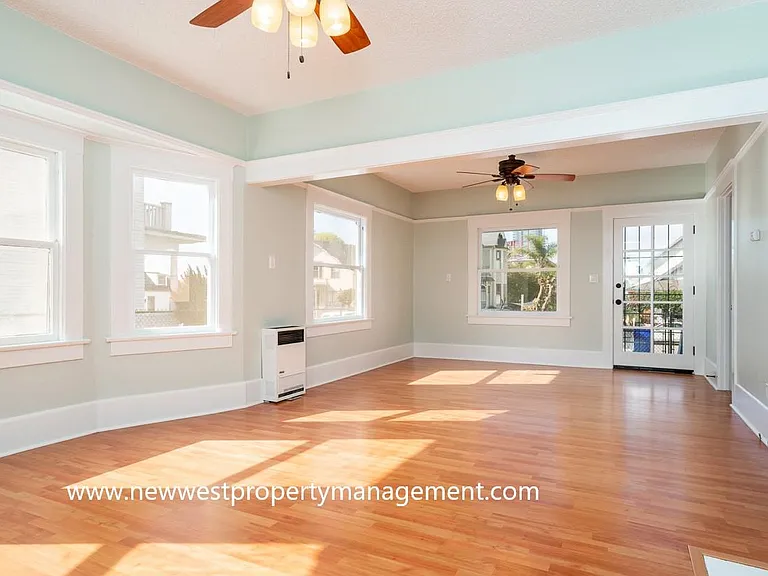 561 21st St — Photo 4