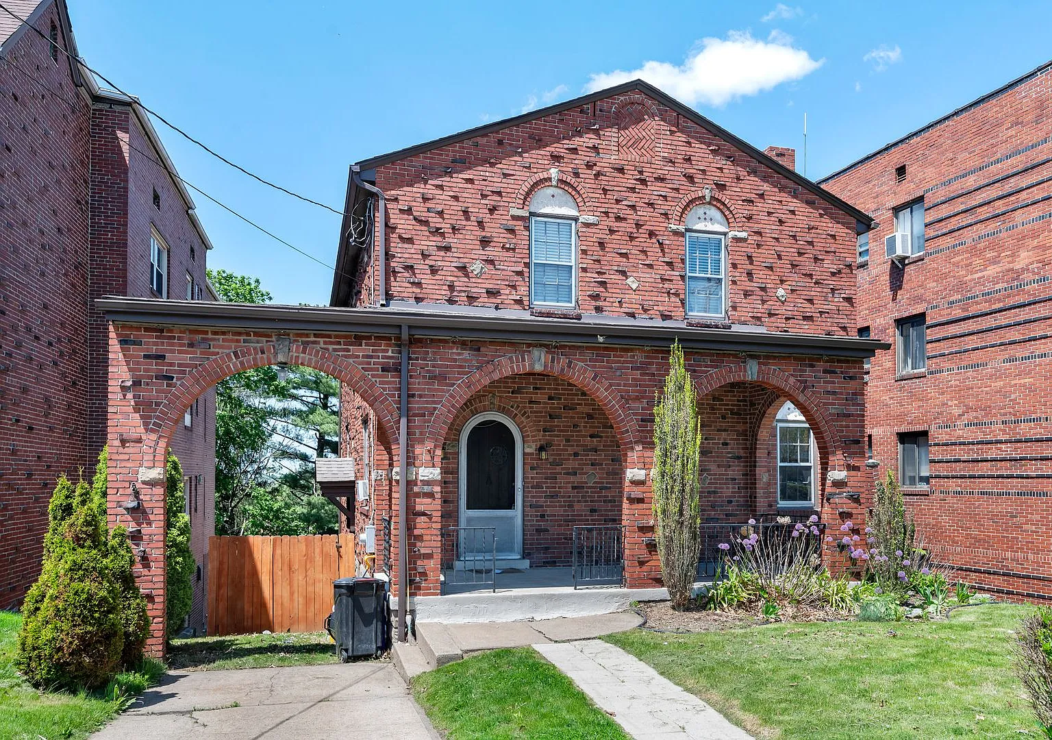 Spacious 4 Bed/2 Bath Home in Brentwood - Original Charm, Off-Street Parking - Available October! — Photo 2