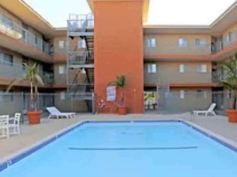 031 - Taylor Manor — Photo 2