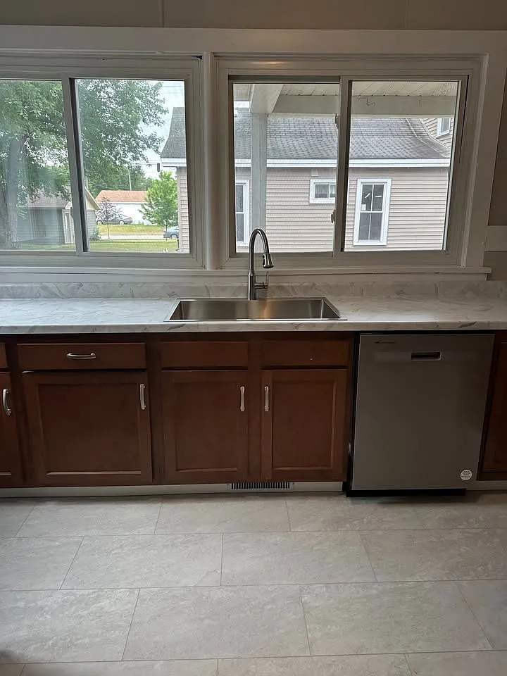5 bed, 1.5 bath, $1,995 — Photo 3