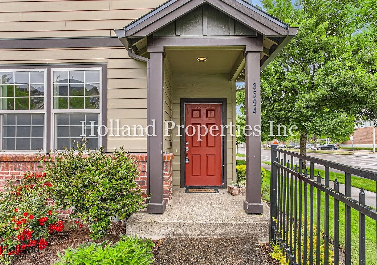 Wonderful 3-Level Hillsboro Townhouse! Special $500 credit on your first month's rent! — Photo 3