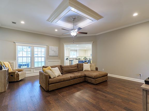 2nd image of 3999 Hawthorne Dr