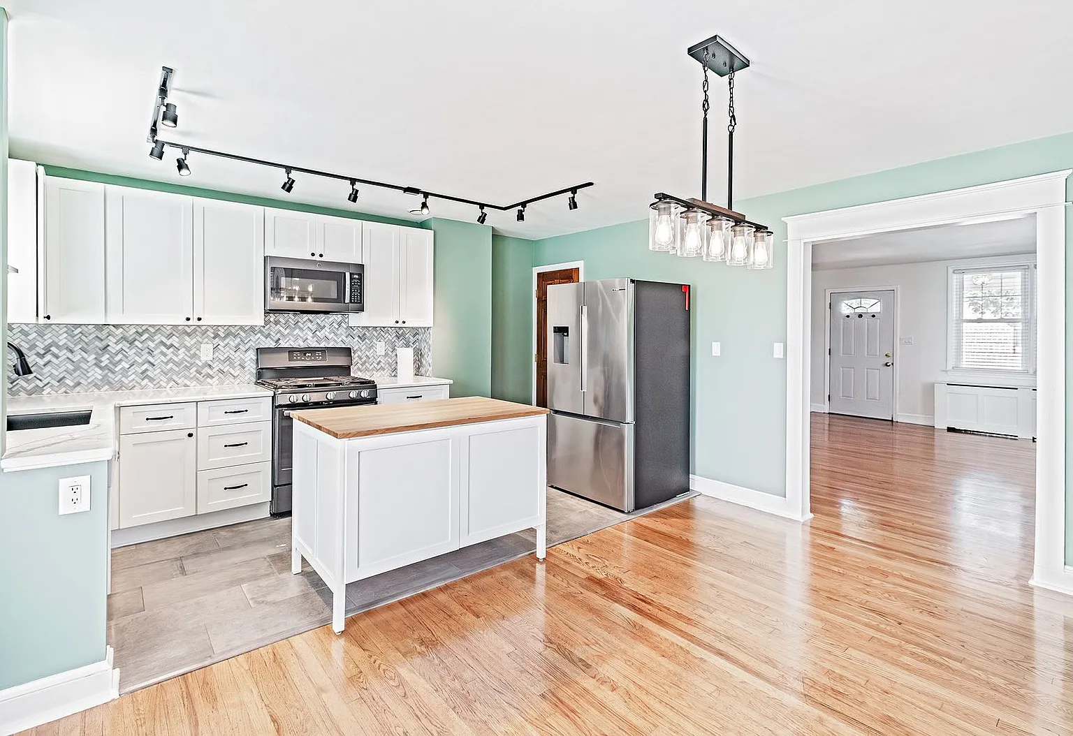 3 bedroom, 2 bath, updated home near St. Elizabeth's — Photo 4
