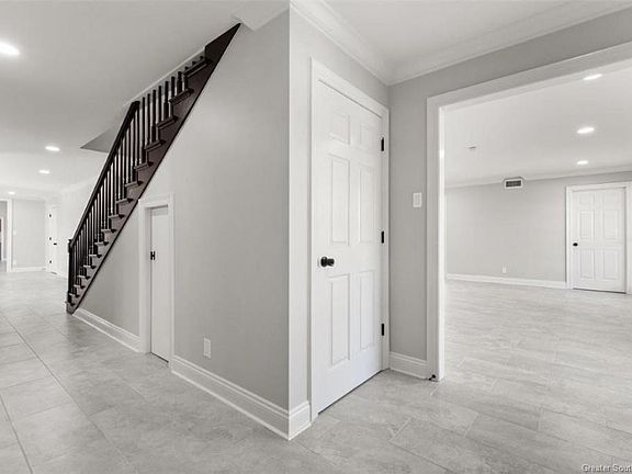 3rd image of 809 Henrietta Ln