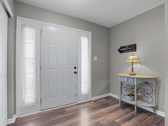 4th image of 8 Scarlet Oak Ct