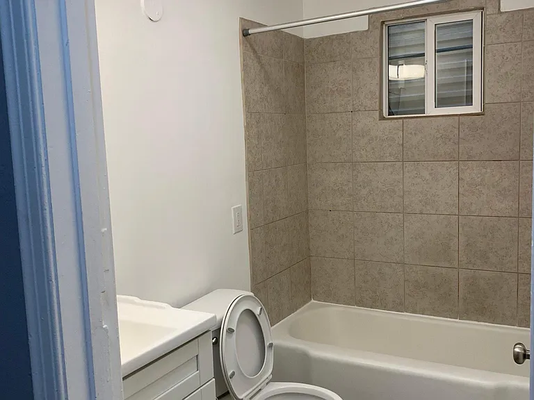 1096 Montgomery Ave — Photo 11