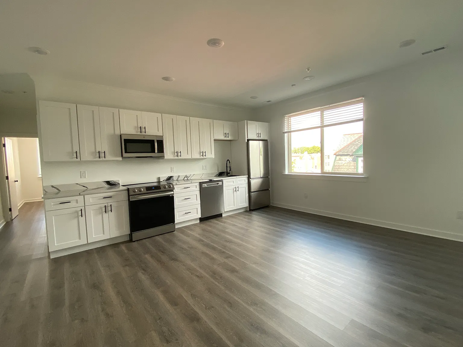 5 bed, 1500 sqft, $3,300 — Photo 2