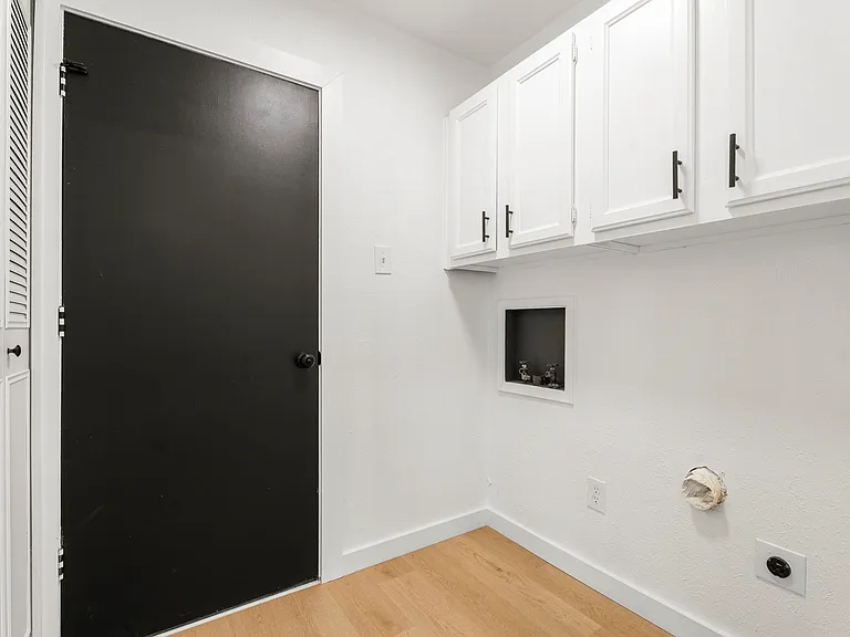 421 Parkvale Ln — Photo 3