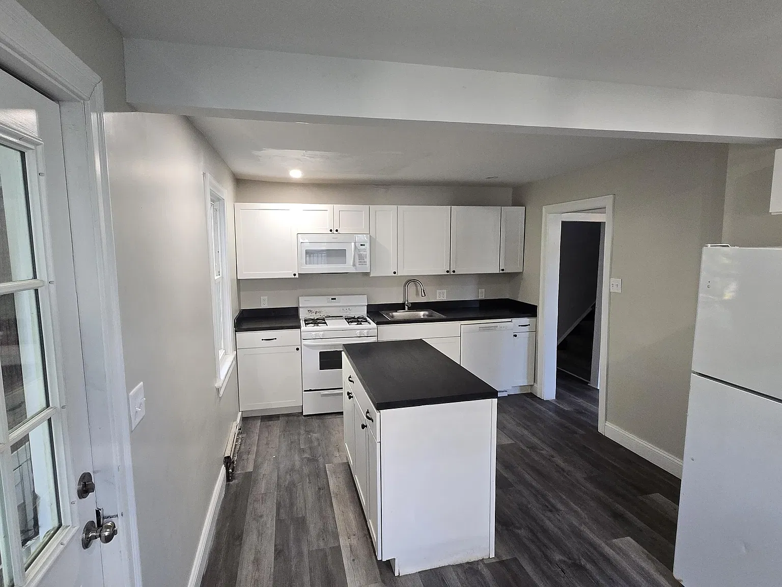 2 bed, 1.0 bath, 1028 sqft, $1,200 — Photo 2