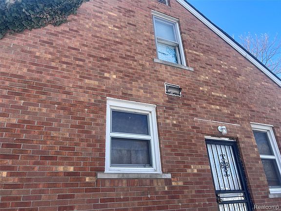 3rd image of 17401 Albion St