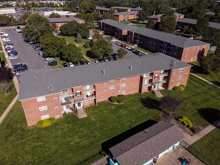 550 S Dupont Pkwy — Photo 48