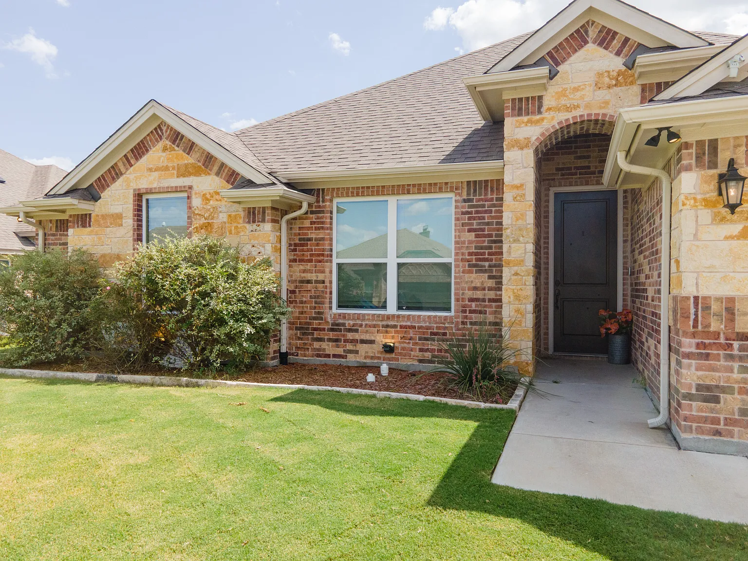 4 bed, 2150 sqft, $2,950 — Photo 3